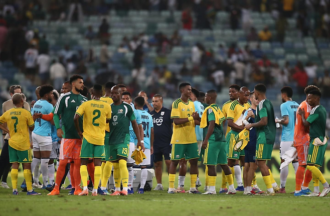남아공 선수들이 1일(한국시간) DHL 케이프타운 스타디움서 열린 파나마와 평가전서 1-2로 패한 뒤 아쉬워하고 있다. 사진출처│남아공축구협회 홈페이지