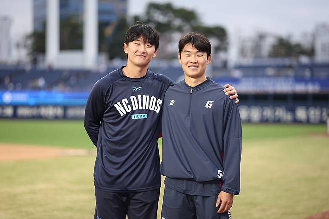 NC 이준혁(왼쪽)과 롯데 이준서가 지난달 31일 창원NC파크서 열린 NC와 롯데의 ‘2026 신한 SOL KBO리그’ 1차전 맞대결에 앞서 프로 선수로서 첫 만남에 나섰다. 사진제공｜롯데 자이언츠
