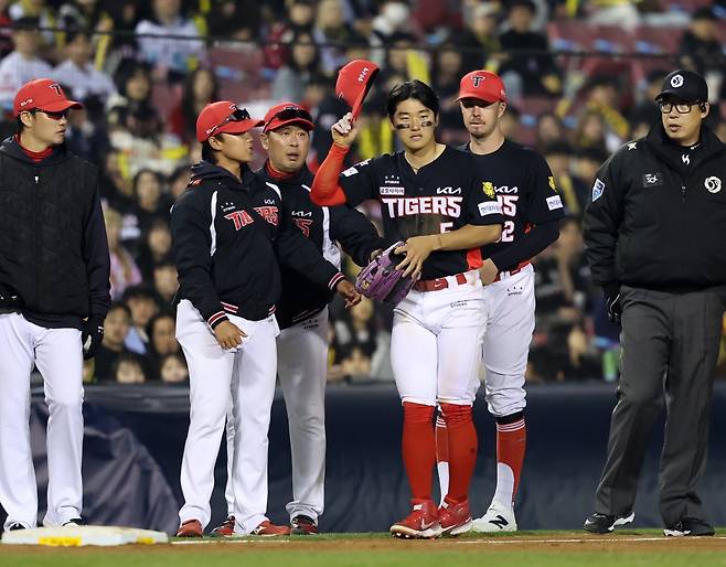 KIA 김도영이(왼쪽 4번째) 1일 잠실구장서 열린 ‘2026 신한 SOL KBO리그’ LG와 원정경기서 8회말 수비 도중 허리 통증을 느낀 뒤 인상을 찌푸리고 있다. 잠실｜뉴시스