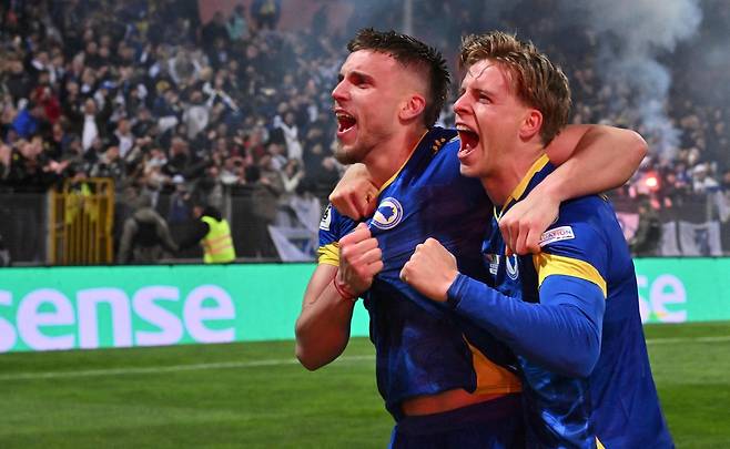 보스니아 헤르체고비나 공격수 에르메딘 데미로비치(왼쪽)와 미드필더 제니스 부르니치가 지난 1일 제니차 빌리노 폴예 스타디움에서 열린 유럽 예선 플레이오프 결승에서 이탈리아를 꺾고 2026 국제축구연맹(FIFA) 월드컵 본선 진출을 확정한 뒤 기뻐하고 있다. AFP