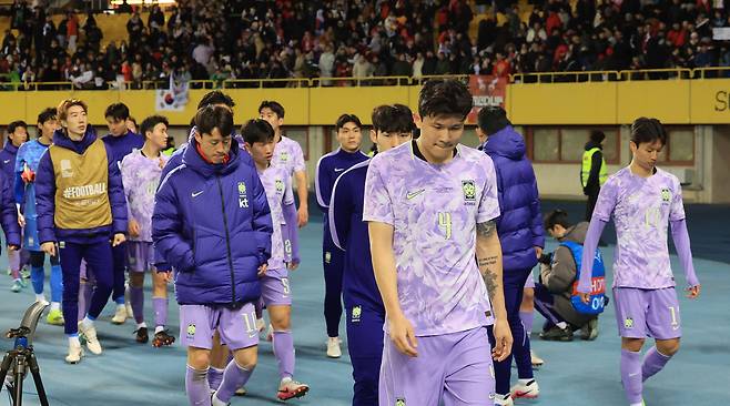 한국 축구대표팀 선수들이 1일 오스트리아 빈 에른스트 하펠 스타디움에서 열린 오스트리아의 평가전에서 패한 뒤 한국 선수들이 관중에게 인사 후 퇴장하고 있다.   빈 | 연합뉴스