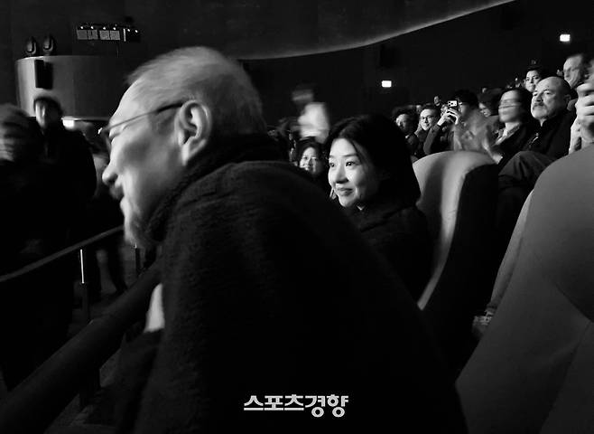 홍상수 감독과 배우 송선미. 영화제작전원사 제공