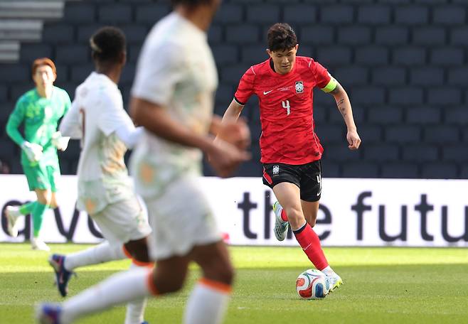 축구대표팀 김민재가 28일 코트디부아르와 평가전에서 드리블하고 있다. 연합뉴스