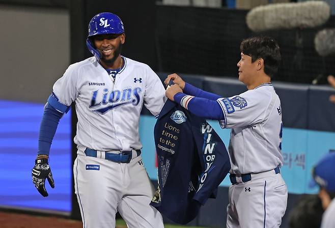 박세혁이 입혀주는 재킷을 입고 있는 삼성 르윈 디아즈. 삼성 라이온즈 제공