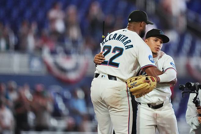 샌디 알칸타라(왼쪽)가 2일 미국 플로리다주 마이애미의 론디포 파크에서 열린 시카고 화이트삭스와 2026 메이저리그 정규리그 홈경기에서 완봉승을 따낸 뒤 동료와 포옹하고 있다.    마이애미 | AP연합뉴스