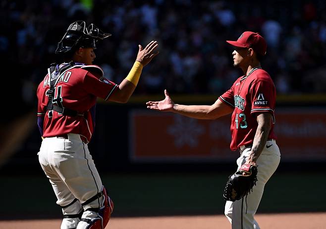 조나단 로아이시가(오른쪽)가 2일 미국 애리조나주 피닉스의 체이스 필드에서 열린 디트로이트 타이거스와 2026 메이저리그 정규리그 홈경기에서 9회초 디트로이트의 공격을 무실점으로 막고 경기를 끝낸 뒤 포수 가브리엘 모레노와 하이파이브하고 있다.   피닉스 | AFP연합뉴스