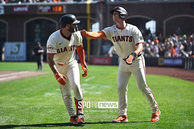 ▲ 케이시 슈미트(왼쪽)와 맷 채프먼. 경기 후에는 두 선수 모두 동료 관계에 문제가 없다고 밝혔다.