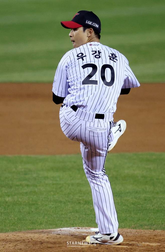 2026 신한 SOL Bank KBO리그 LG 트윈스 대 KIA 타이거즈 경기가 1일 서울 잠실야구장에서 열렸다.  LG 우강훈이 역투하고 있다. /사진=김진경 대기자