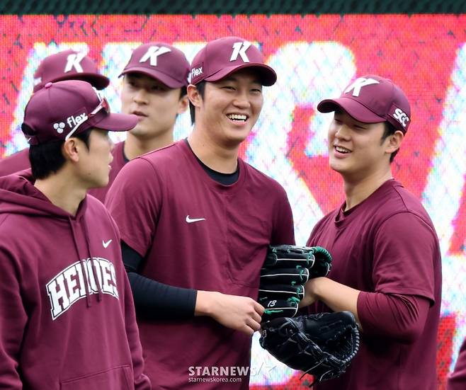 키움 히어로즈 안우진(가운데)이 SSG 랜더스와 방문경기를 앞두고 인천 SSG랜더스필드에서 동료들과 함께 환한 미소로 몸을 풀고 있다. /사진=강영조 선임기자