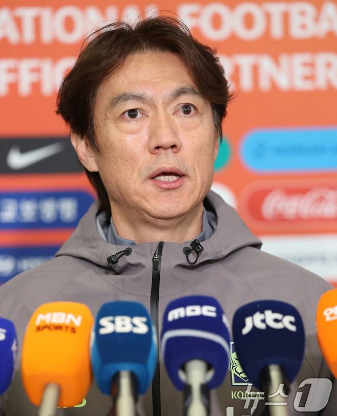 2일 오후 인천국제공항 제2여객터미널을 통해 입국한 홍명보 감독. /사진=뉴스1