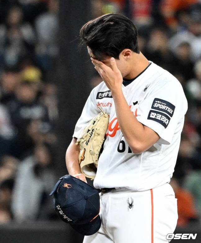 한화 이글스 정우주가 1일 KT 위즈전에서 실점하고 고개를 숙이고 실망스러워하고 있다.