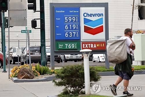 미국 캘리포니아주 알라메다의 주유소 기름값 (알라메다 <미국 캘리포니아주> EPA=연합뉴스) 2026년 3월 31일 미국 캘리포니아주 알라메다의 한 쉐브론 주유소에 내걸린 유류 가격표. (EPA/JOHN G. MABANGLO) 2026.4.2.
