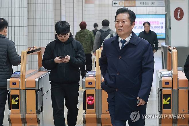 더불어민주당 정청래 대표의 대중교통 출근길 (서울=연합뉴스) 신현우 기자 = 더불어민주당 정청래 대표가 30일 국회로 출근하기 위해 서울지하철 6호선 광흥창역에서 나오고 있다. 2026.3.30 nowwego@yna.co.kr