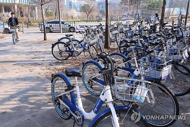 정부세종청사 출근길 인기 많아진 공유자전거 (세종=연합뉴스) 김주성 기자 = 원유 자원안보 위기경보를 '주의'(4단계 중 2단계)에서 '경계'(3단계)로 격상한 첫날인 2일 정부세종청사 중앙동으로 출근하는 공무원들이 이용한 공유자전거가 평소보다 많이 주차돼 있다. 8일부터는 공공기관 승용차 부제가 2부제(홀짝제)로 강화되고 공공기관이 운영하는 공영주차장에 5부제가 시행된다. 2026.4.2 utzza@yna.co.kr