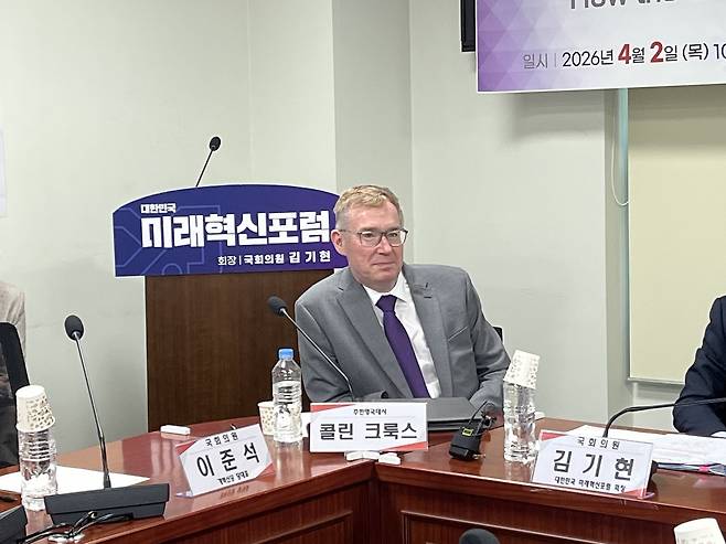 콜린 크룩스 주한영국대사 (서울=연합뉴스) 콜린 크룩스 주한영국대사가 2일 국회의원회관에서 열린 대한민국미래혁신포럼 주최 '세계 정세에서 한영관계가 나아갈 길' 간담회에서 특강에 앞서 국민의힘 김기현 의원과 대화하고 있다. 2026.4.2  bueno@yna.co.kr