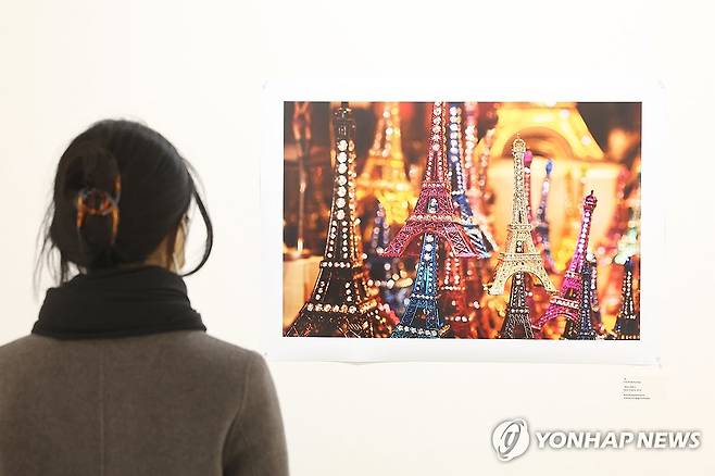 '파리, 프랑스' (서울=연합뉴스) 진연수 기자 = 2일 서울 종로구 성곡미술관에서 열린 사진전 '파리 보이지 않는 파리'에서 참석자가 마틴 파의 '파리, 프랑스' 작품을 살펴보고 있다. 
    이번 전시는 한국 작가와 프랑스를 대표하는 작가 등 총 51명이 참여해, 각자의 시선으로 파리 도시의 시간성과 일상의 풍경을 탐구한다. 2026.4.2 jin90@yna.co.kr