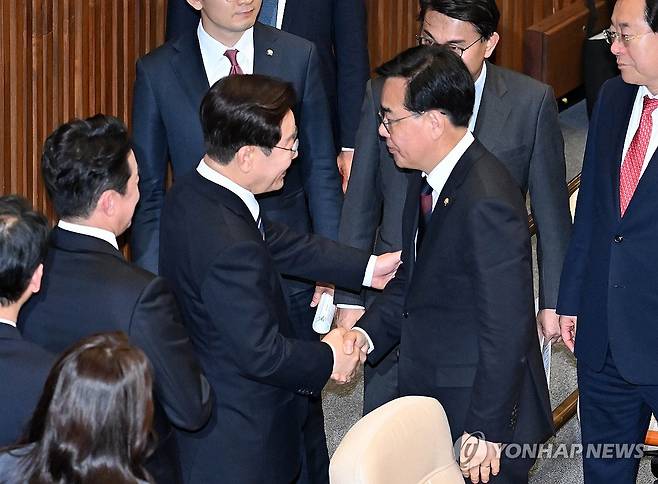 국민의힘 송언석 원내대표와 대화하는 이재명 대통령 (서울=연합뉴스) 이재명 대통령이 2일 국회에서 2026 추가경정예산안 시정연설을 마친 뒤 국민의힘 송언석 원내대표와 대화하고 있다. 2026.4.2 [국회사진기자단] hkmpooh@yna.co.kr