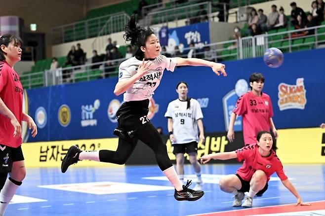 2일 경남개발공사와 경기에서 슛을 던지는 삼척시청 전지연. [한국핸드볼연맹 제공. 재판매 및 DB 금지]