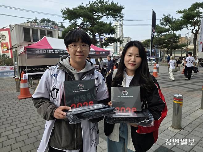 프로야구 수원케이티위즈파크로 응원온 kt wiz 팬 이태관(31)씨와 손새은(36)씨. /이영선기자 zero@kyeongin.com