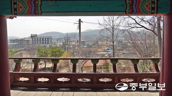 통진향교 풍화루에서 바라본 군하리 일대와 남산. 유승혜 여행작가