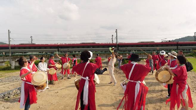 폭우로 초토화된 마을을 주민들 스스로 일으켜 세우는 스토리를 담은 다큐멘터리 영화 '정뱅이'가 제23회 서울국제환경영화제 한국경쟁 부문에 최종 선정됐다.(사진=대전정보문화산업진흥원 제공)
