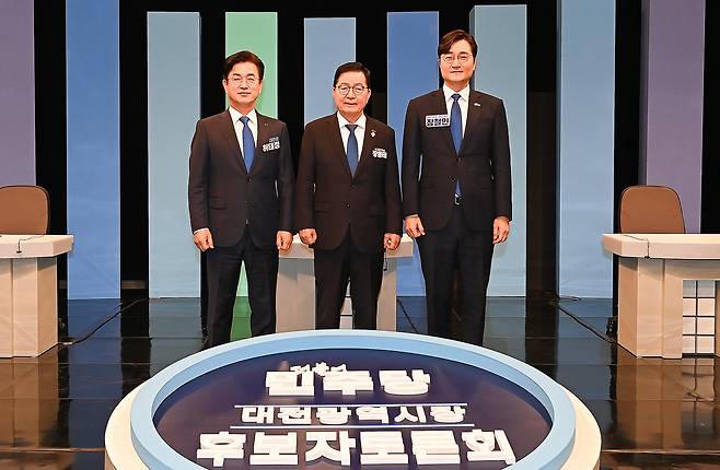 더불어민주당 허태정 전 대전시장(왼쪽부터), 장종태 국회의원(서구갑), 장철민 국회의원(동구) 대전시장 후보가 1일 대전 MBC에서 열린 대전광역시장 본경선 후보자 합동토론회에서 기념촬영을 하고 있다. 김주형 기자 kjh2667_@cctoday.co.kr