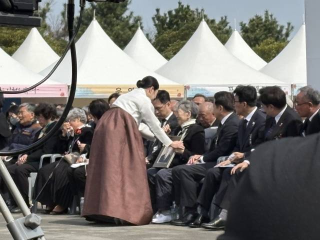 '제78주년 4·3사건 희생자 추념식'이 3일 제주4·3평화공원에서 열린 가운데 고계순 씨가 아버지의 영정사진을 안고 울고 있다. 사진=김세영 기자