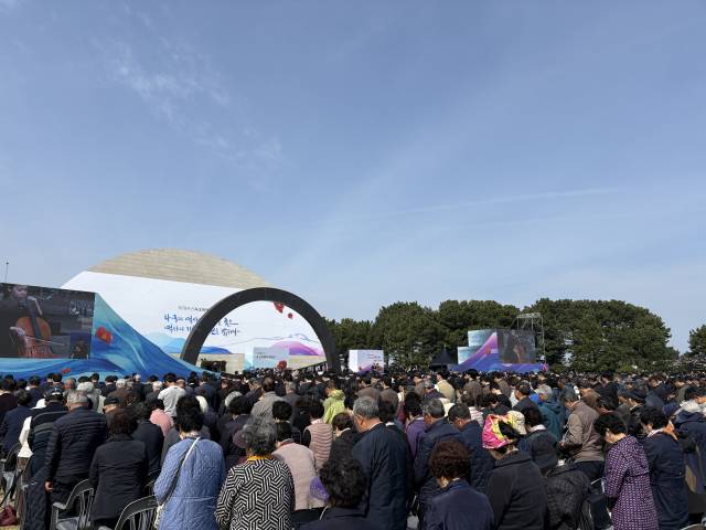 '제78주년 4·3사건 희생자 추념식'이 열린 3일 제주4·3평화공원에서 참석자들이 묵념하고 있다. 사진=김세영 기자