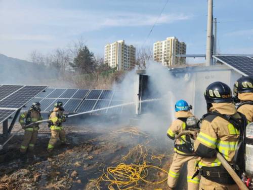 3일 인제 남면 어론리 태양광 충전시설 화재 진압 모습