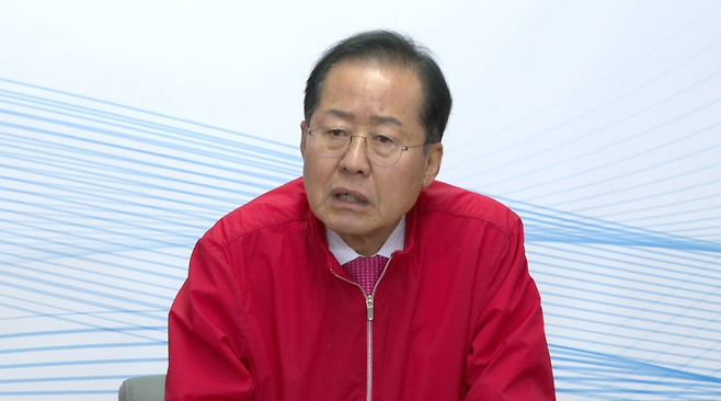 홍준표 전 대구시장은 3일 페이스북에 “무지한 참새들은 조잘대도 독수리는 창공을 날아간다”며 김부겸 지지를 선언한 자신을 비판하는 국민의힘을 향해 반격하는 듯한 글을 썼다. /연합뉴스