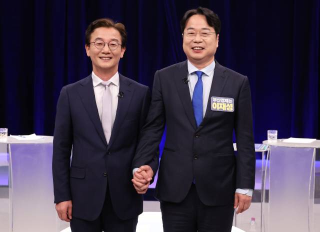 더불어민주당 부산시장 선거 후보자 경선 TV 토론회에 참석한 전재수, 이재성 후보가 3일 부산 해운대구 KNN에서 토론에 앞서 포즈를 취하고 있다. 연합뉴스