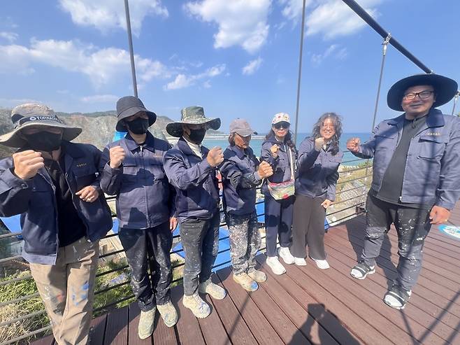 이영아르스 직원들이 파이팅을 외치고 있다. (왼쪽부터 최범수·안선용·이익호·허광중·이영수대표·김민지·백차열씨). <원형래기자>