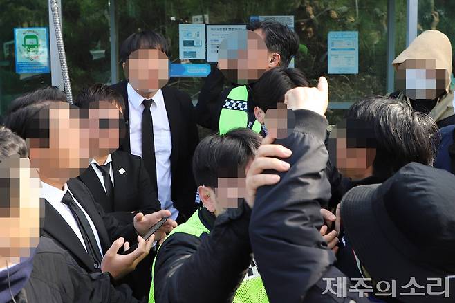 제78주년 제주4.3희생자추념식이 열린 3일, 4.3평화공원 인근 한라경찰수련원에는 극우 유튜버를 비롯한 4.3 역사왜곡 및 폄훼 세력이 집회를 시도해 제주시민사회단체와 마찰이 빚어졌다. ⓒ제주의소리