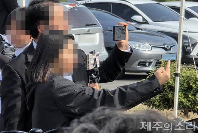 시민단체 관계자에게 손가락으로 욕하고 있는 극우 유튜버. ⓒ제주의소리