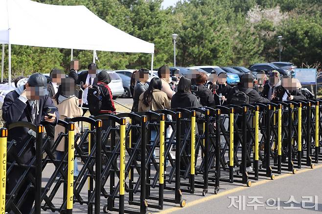 집회에 실패한 뒤 한라경찰수련원에 모여있는 극우 세력. ⓒ제주의소리