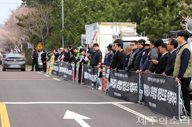 제78주년 제주4.3희생자추념식이 열린 3일, 4.3평화공원 인근 한라경찰수련원에는 극우 유튜버를 비롯한 4.3 역사왜곡 및 폄훼 세력이 집회를 시도해 제주시민사회단체와 마찰이 빚어졌다. ⓒ제주의소리