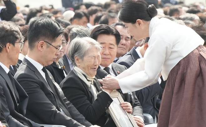 3일 오전 제주4.3평화공원에서 봉행된 제주4.3희생자추념식에서 70여년만에 가족관계가 정정된 고계순 할머니가 울음을 터뜨리고 있다. 사진=제주도청출입기자단 ⓒ제주의소리