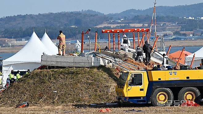제주항공 여객기 추락사고 원인으로 무안국제공항 활주로 주변에 있던 착륙 유도 장치(로컬라이저)의 콘크리트 구조물.
양광삼기자 ygs02@mdilbo.com
