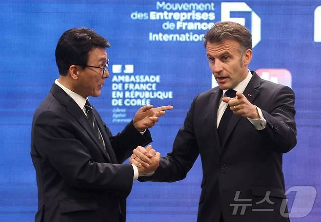 김민석 국무총리와 에마뉘엘 마크롱 프랑스 대통령이 3일 서울 여의도 FKI타워에서 열린 '제3차 한-프랑스 경제계 미래 대화'에서 인사를 하고 있다. /사진=뉴스1