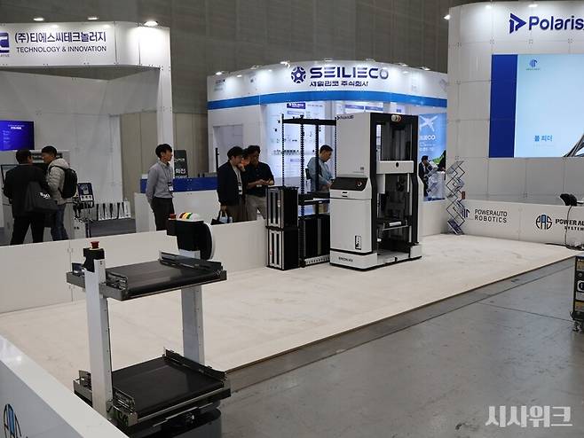 폴라리스3D(사진)의 AI 기반 제조물류로봇 'SMAR'은 각 공정 간 원자재, 제품 이송 등을 맡는다. / 박설민 기자