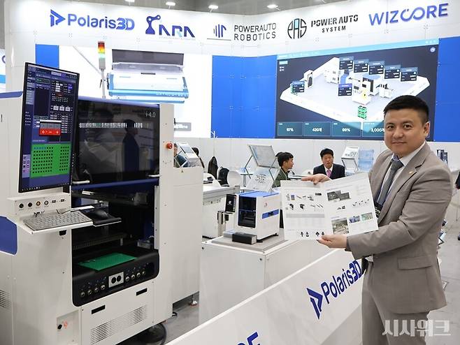 '파워오토로보틱스'에서 개발한 'i-Series' 앞에서 기술을 설명하는 황태선 파워오토로보틱스 사업전략실 부장. / 박설민 기자