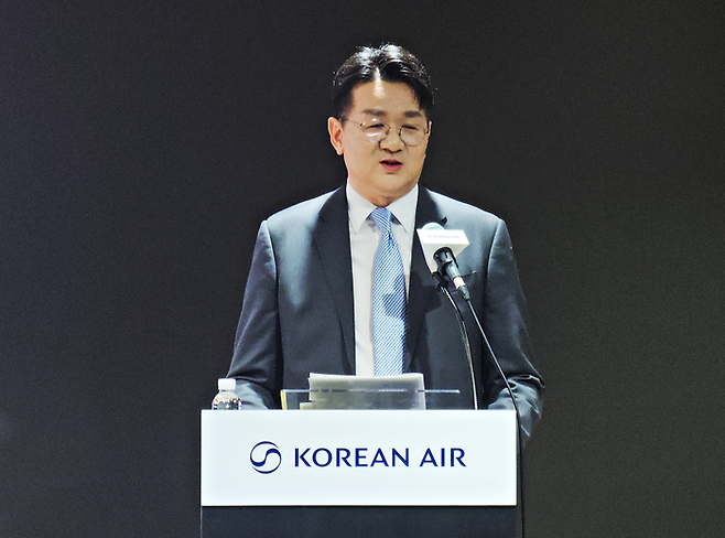 ▲조원태 한진그룹 회장이 지난해 3월 11일 서울 강서구 공항동 대한항공 본사에서 열린 신규 CI 런칭 매체 설명회에서 출입 기자들의 질의에 답변하는 모습. 사진=박규빈 기자
