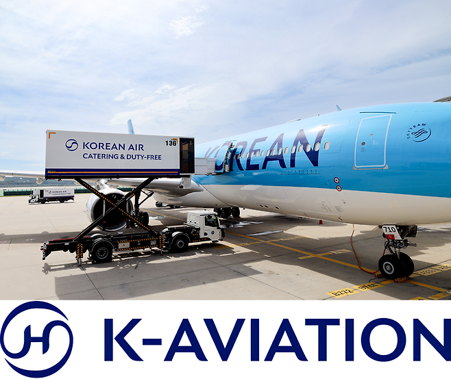 ▲한진그룹 지상 조업 계열사 한국공항(KAS)의 차량에서 대한항공 여객기로 기내식이 실리는 모습(상단)과 전용기 사업 전문 자회사 케이에비에이션 CI. 사진=한진칼 제공