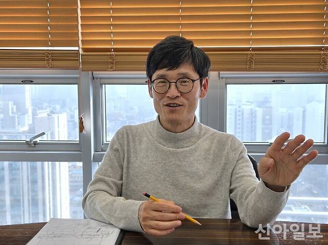 윤완수 웹케시그룹 부회장이 신아일보와 인터뷰를 하고 있는 모습.[사진=임종성 기자]