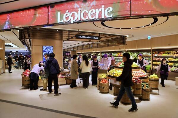 롯데백화점 노원점 '레피세리'를 둘러보는 고객들. [사진=롯데백화점]