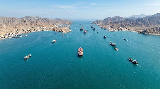 &nbsp;호르무즈 해협을 지나고 있는 유조선들&nbsp; (사진=모션엘리먼츠)