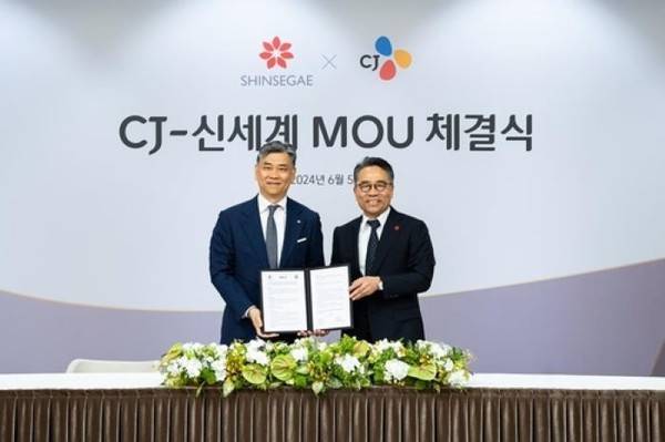2024년 6월 5일 진행된 신세계그룹과 CJ그룹의 '사업제휴 합의서 체결식'에 김홍기 CJ주식회사 대표(왼쪽)와 임영록 신세계그룹 경영전략실장(오른쪽)이 참석한 모습. 사진=신세계그룹