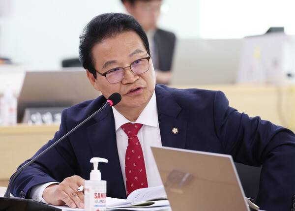 2023년 10월 17일 경기도 수원시 영통구 경기도청에서 열린 국회 행정안전위원회의 경기도에 대한 국정감사에서 국민의힘 김용판 의원이 질의하고 있다. 2023.10.17. 연합뉴스