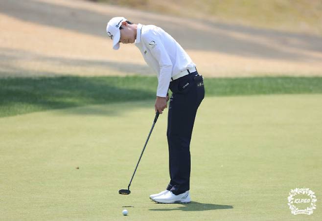 역그립으로 잡고 퍼트하는 박성현.(사진=KLPGT 제공)