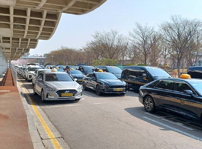 2일 오전 11시께 김포공항 국제선 앞 택시승차장에서 택시 기사들이 손님을 기다리고 있다. (사진 = 이종일 기자)